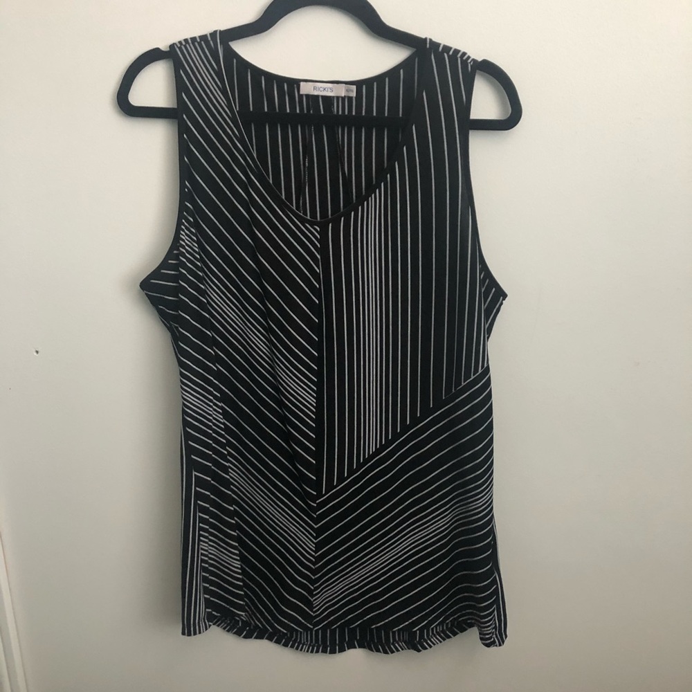 😊 3/$40. Geometric Tank Ricki’s XL in very good condition